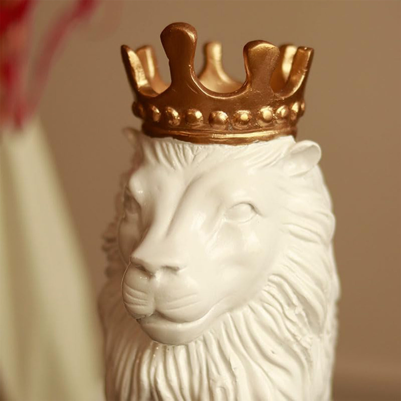Elegant lion decor piece with crown
