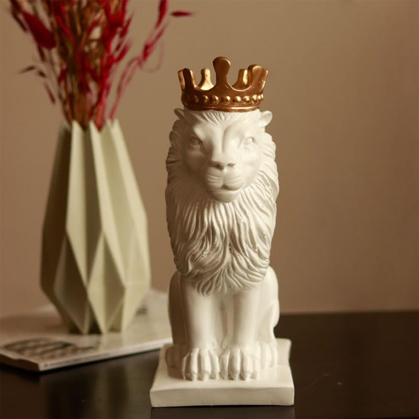 Royal lion figurine in white and gold for gifts