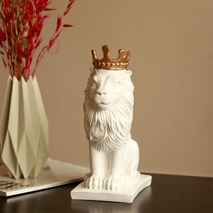 White lion statue with golden crown for tabel decor